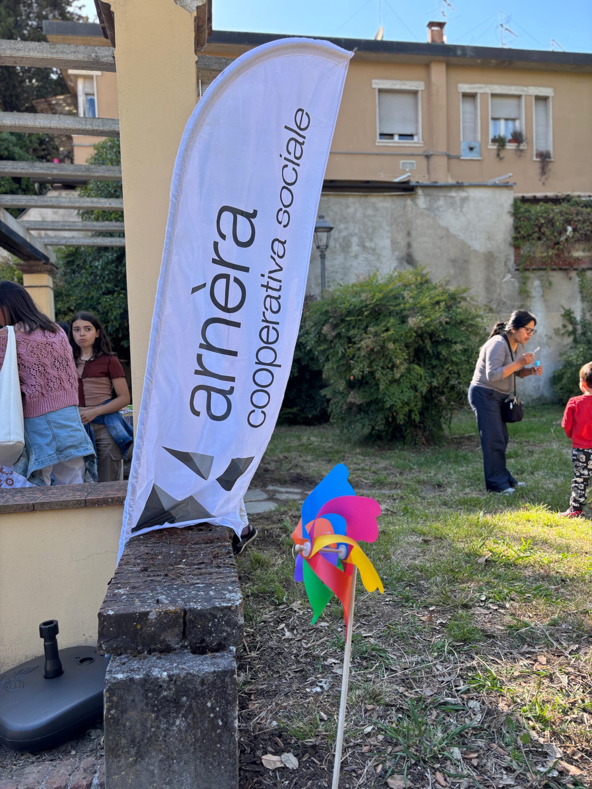 Bandiera Arnera Cooperativa Sociale durante Famiglie al Centro